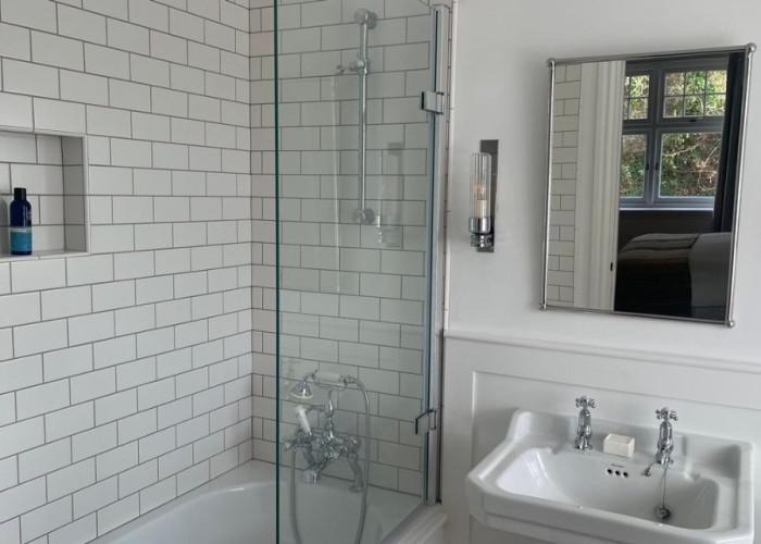 35. Bedroom (Master/En-Suite), Bathroom (Shower and bath)