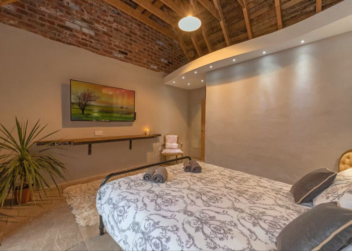 12. Bedroom (Double), Styled Ceiling