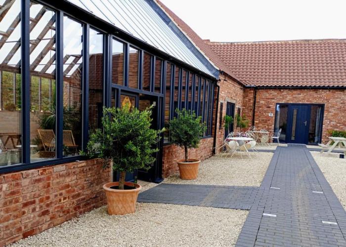 8. Exterior, Conservatory, Patio / Veranda, Footpath