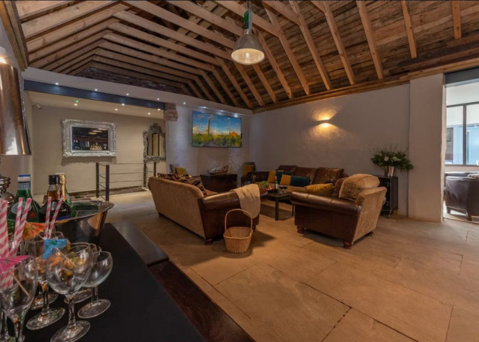 5. Livingroom, Tiled Floor