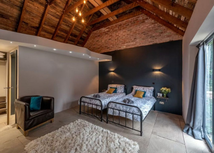 13. Styled Ceiling, Bedroom (Twin Beds)