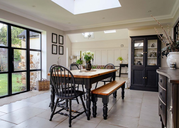 6. Diningroom, Kitchen With Table, Tiled Floor