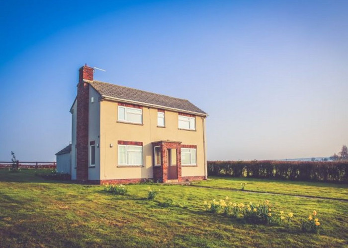 13. House / Cottage Exterior