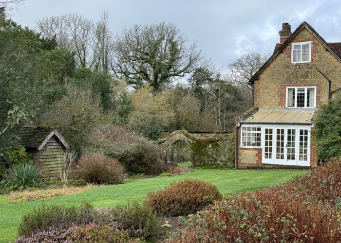 18. House / Cottage Exterior, Lawn