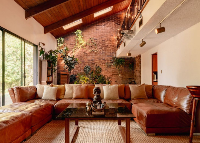 4. Livingroom, Brick Wall