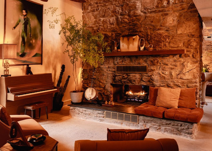 5. Livingroom, Fireplace, Piano, Stone Wall