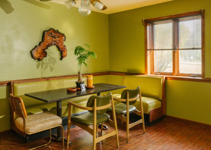 11. Diningroom, Colourful