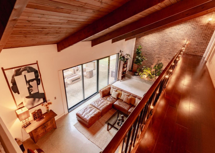 16. Livingroom, Balcony