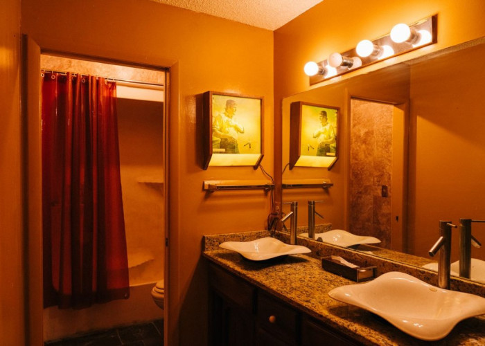 34. Bathroom (2 sinks)