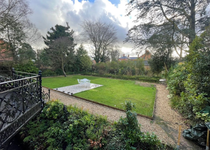 17. Lawn, Garden (Rear, Large)