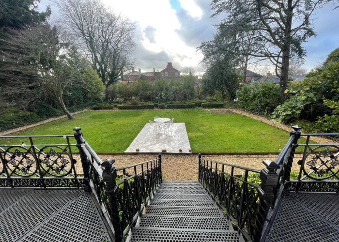 21. Balcony, Patio / Veranda, Lawn