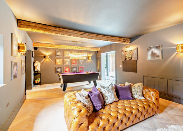 15. Livingroom, Games Room, Billiards / Pool Room