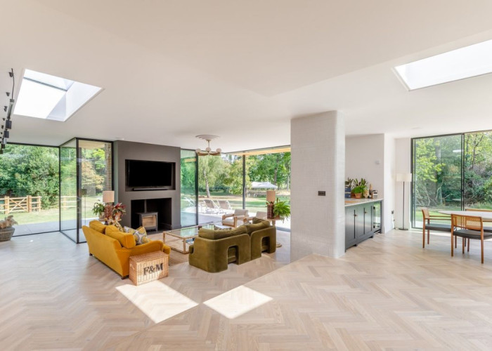 5. Livingroom, Diningroom, Windows, Fireplace, Open-plan, Skylight