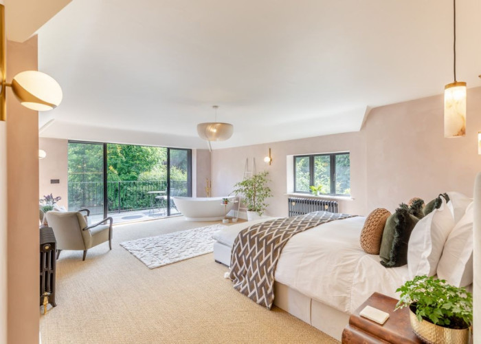 19. Bedroom (Master/En-Suite), Bathroom (Roll Top)