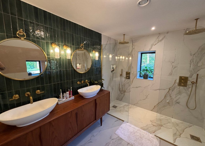 20. Shower Room, Bathroom (2 sinks)