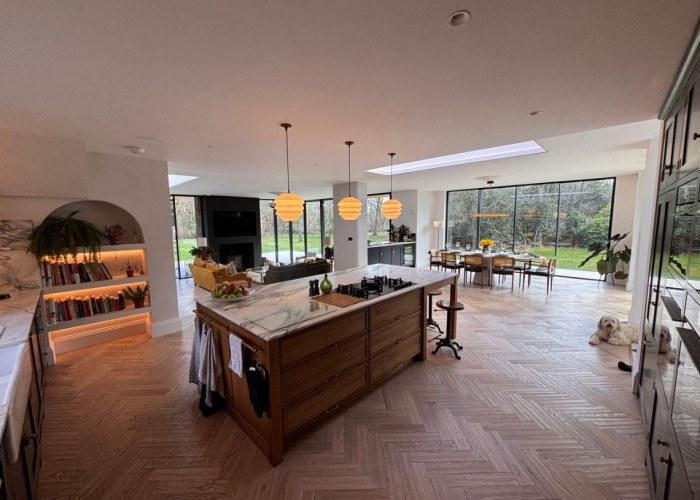 8. Kitchen, Kitchen (With Island), Kitchen (Wooden Units), Open-plan, Wooden Floor, Kitchen (Gas Hob)