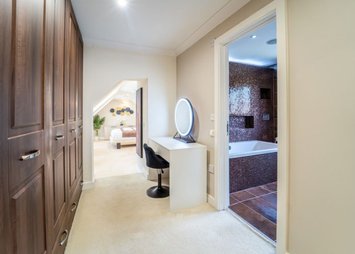 28. Dressing Room/Walk-in Wardrobe