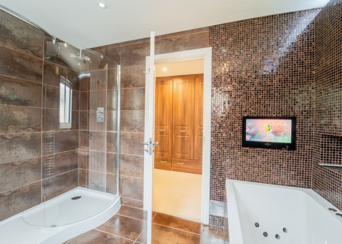 33. Spa / Jacuzzi, Bathroom (Large), Bathroom (Shower and bath)