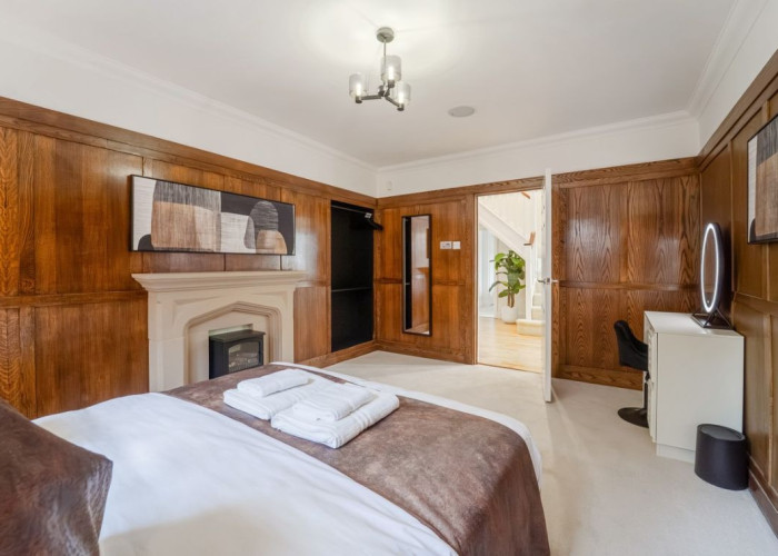 27. Bedroom (Master/En-Suite)