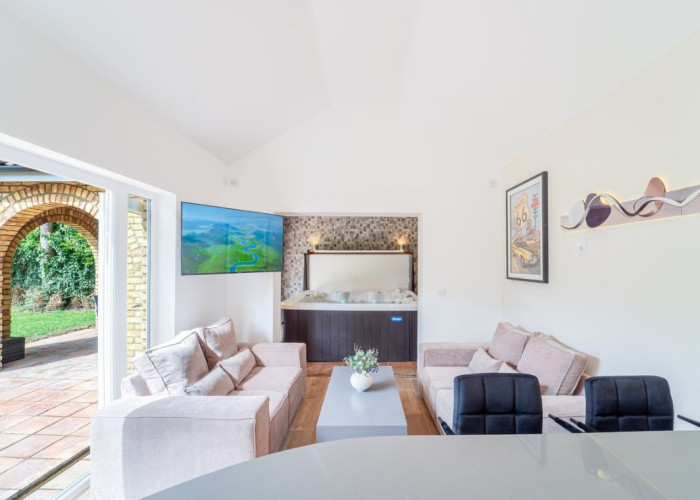 54. Livingroom, Hot Tub/Jacuzzi, Bar (Home)