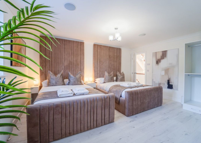 31. Bedroom (Double), Bedroom (Twin Beds)