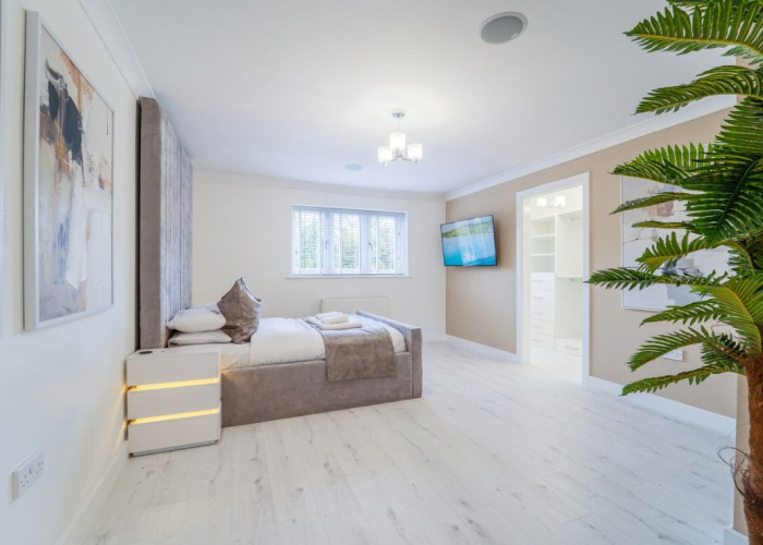 32. Bedroom (Master/En-Suite), Bedroom (Double)