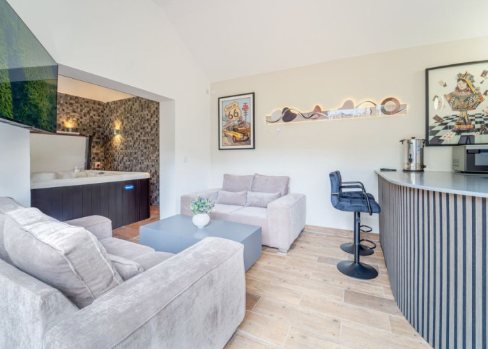 52. Livingroom, Hot Tub/Jacuzzi, Bar (Home)