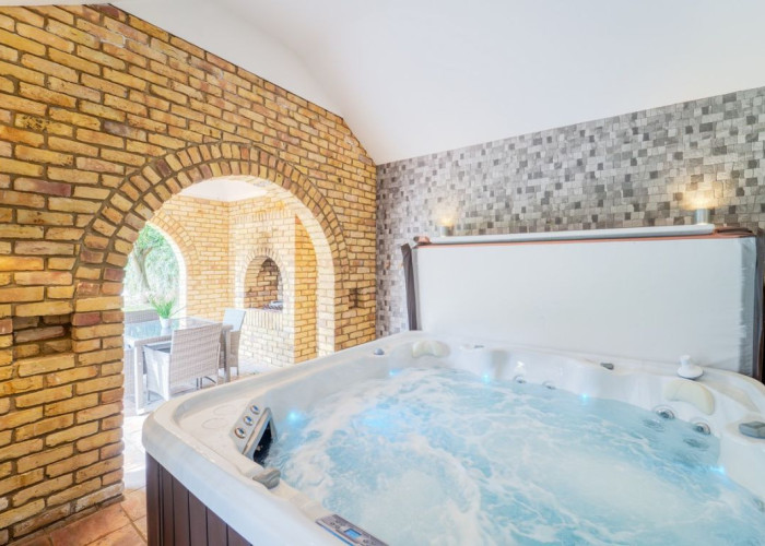 49. Patio / Veranda, Hot Tub/Jacuzzi