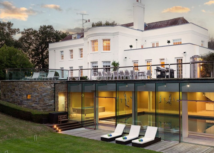 32. Swimming-pool, Patio / Veranda