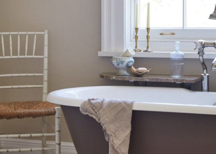 27. Bathroom (Roll Top)