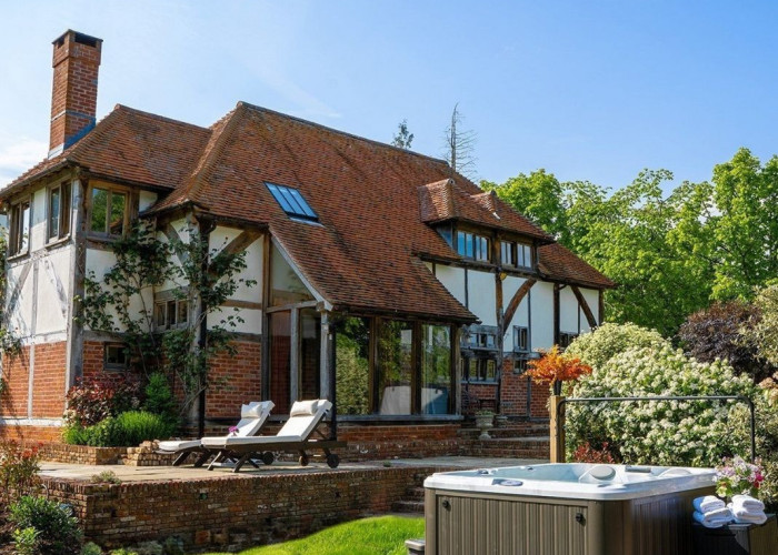 Charming Cottage with Hot-tub on Estate Grounds for Filming