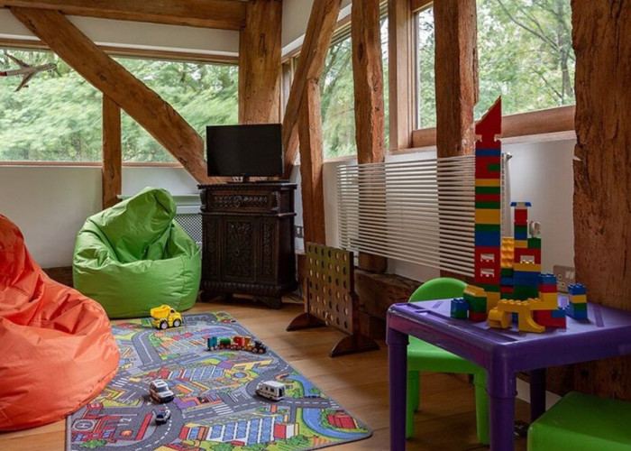 11. Games Room, Play Area