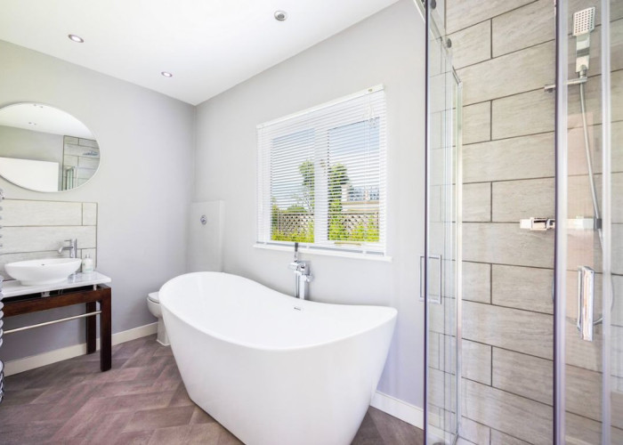 16. Bathroom, Bathroom (Shower and bath)