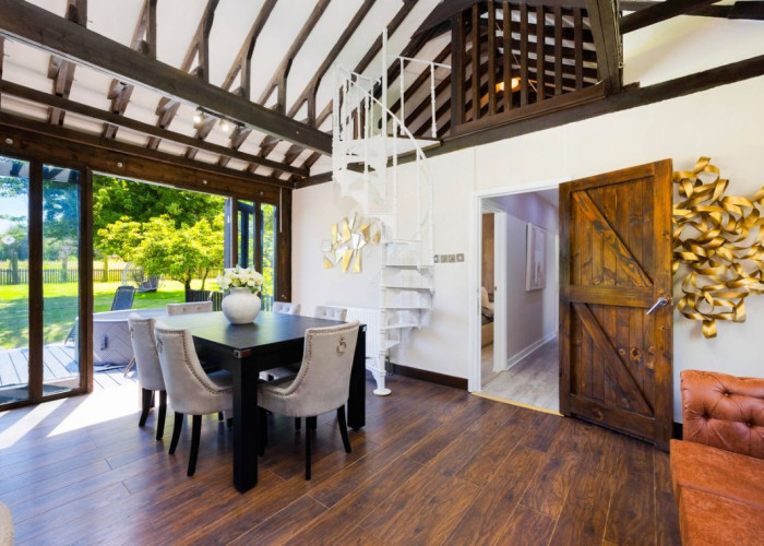 4. Diningroom, Staircase (Spiral)