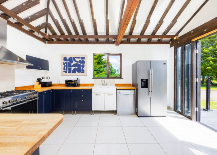 10. Kitchen, Kitchen (Coloured units), Tiled Floor