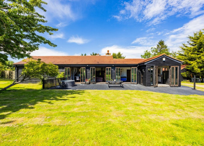 22. Exterior, Lawn, Decking