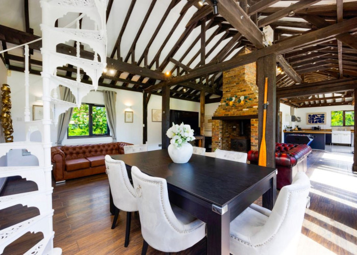 3. Diningroom, Fireplace