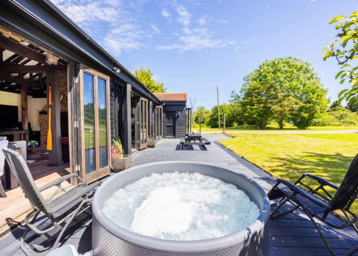 19. Lawn, Hot Tub/Jacuzzi, Decking