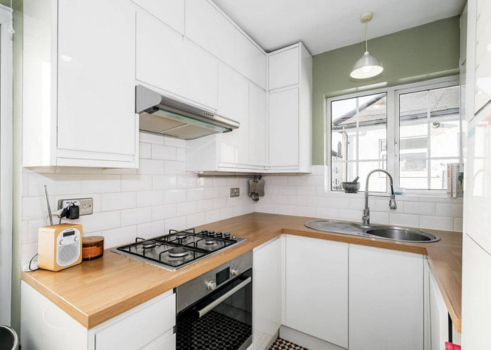 8. Kitchen, Kitchen (Cream or White units)