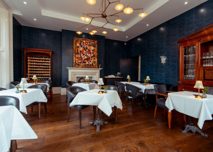 9. Diningroom, Hotel, Fireplace