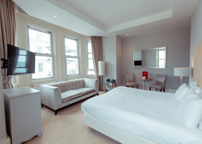 22. Hotel Room, Bedroom (Master/En-Suite)