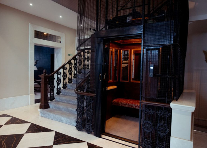 4. Lift, Props / Feature, Period Building