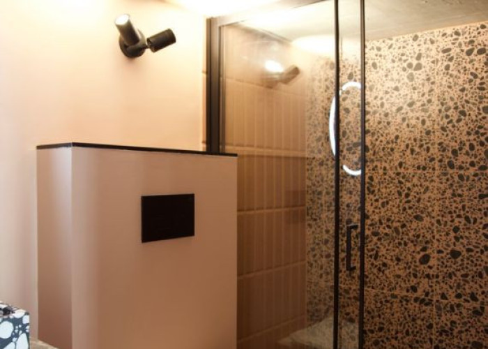 27. Shower Room
