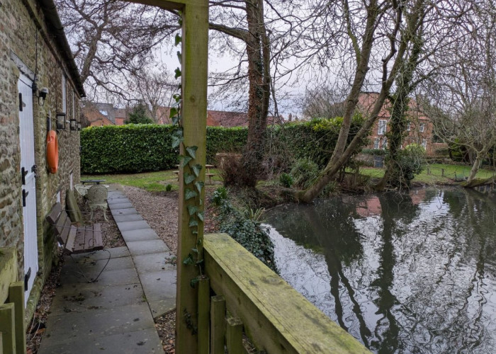 22. Lake / Pond, Patio / Veranda