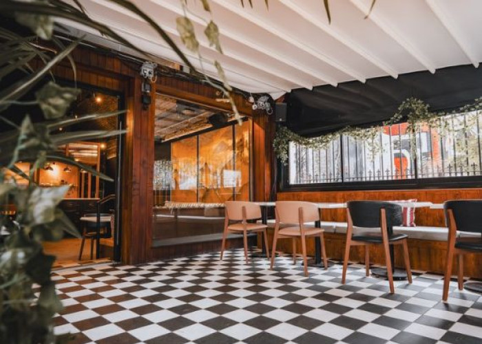 1. Restaurant, Diningroom, Tiled Floor