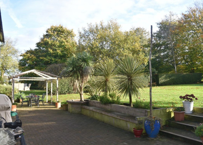 39. Patio / Veranda, Lawn, Garden (Rear, Large)