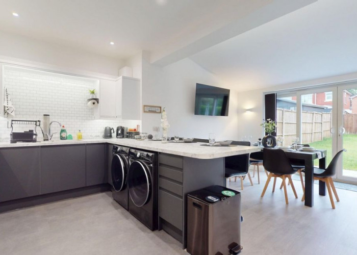 6. Kitchen, Diningroom, Kitchen (Coloured units), Open-plan