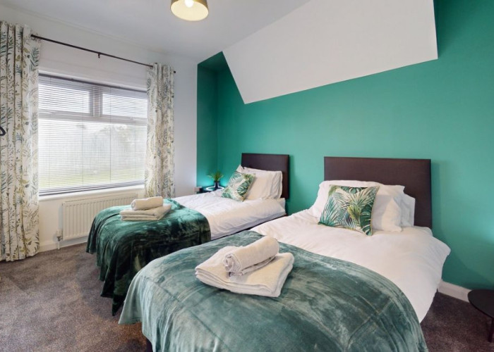 17. Bedroom (Twin Beds)