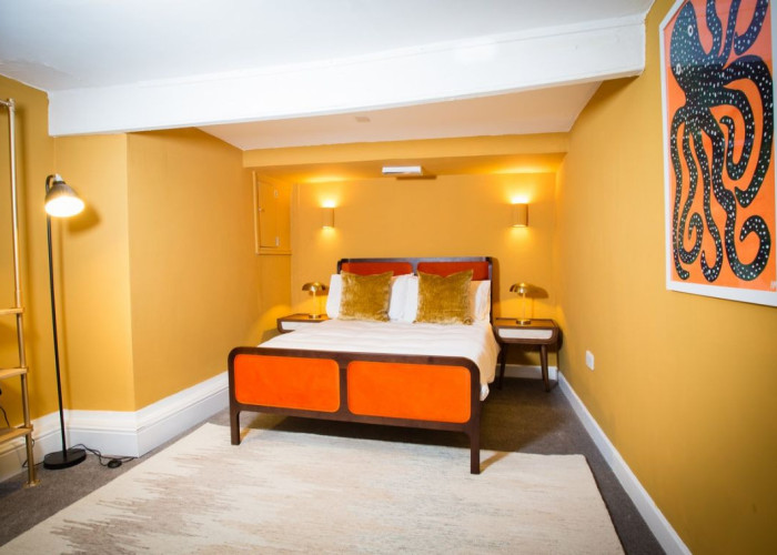 19. Bedroom (Double), Colourful