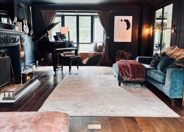 Detached Family Home With Outdoor Pool For Filming